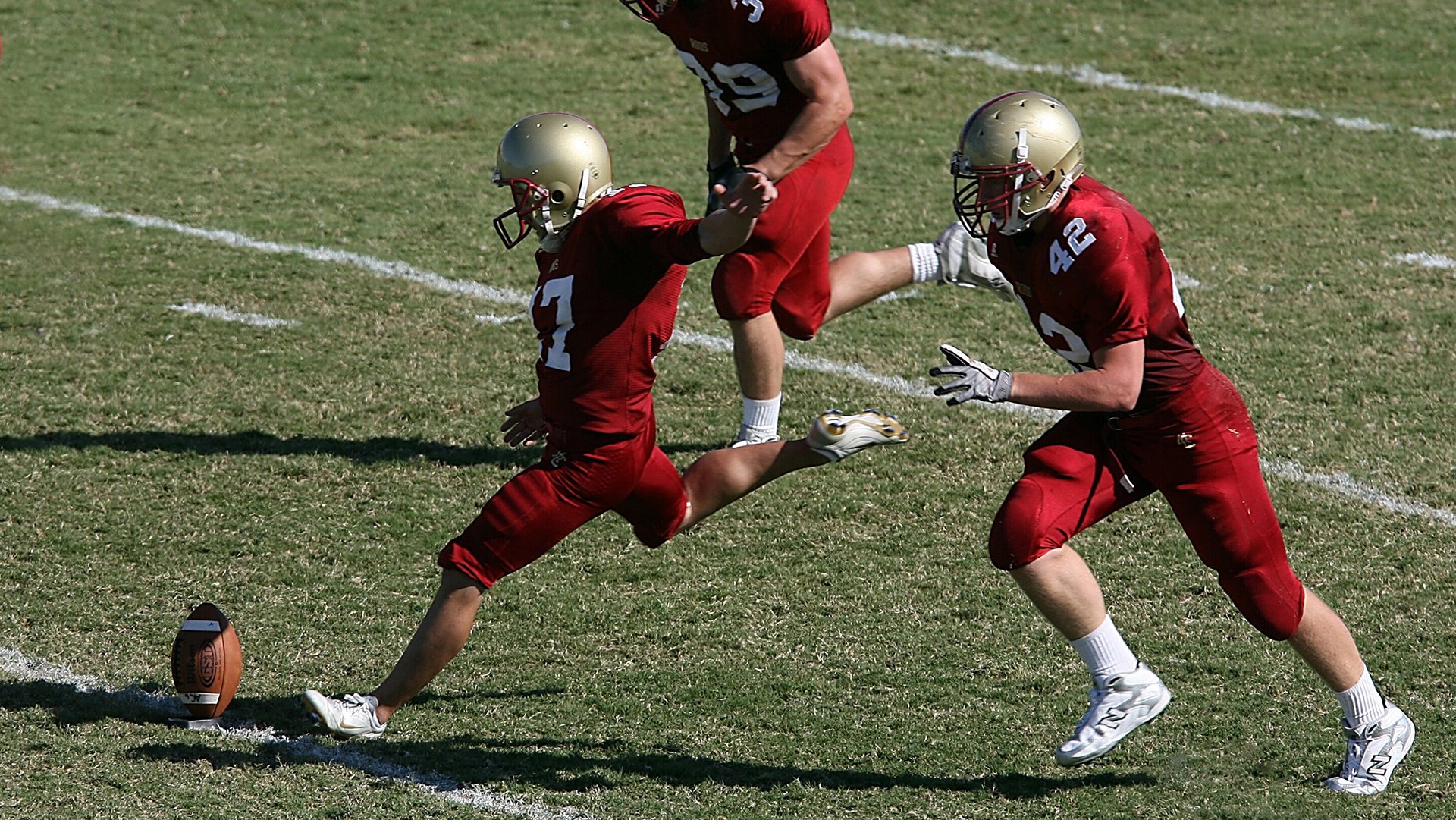 追踪电竞周边市场，商品、服装、玩偶成新风尚，电竞周边店